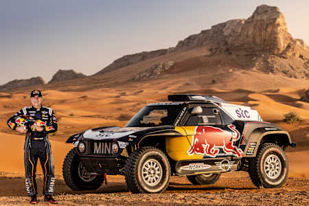 Carlos Sainz ,del equipo X-Raid Mini JCW, posa para un retrato durante las pruebas en Dubai, Emiratos Árabes Unidos, el 24 de noviembre de 2020.