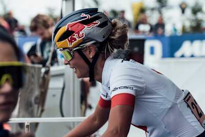 Emily Batty vista en la Copa del Mundo UCI XCO en Snowshoe, EE.UU. el 8 de septiembre de 2019