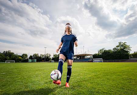 Ein Foto der österreichischen Fußballerin Sarah Zadrazil beim Training in München.