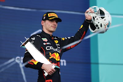 Le pilote Oracle Red Bull Racing Max Verstappen célèbre sa victoire sur le podium  du Grand Prix F1 de Miami 2022.