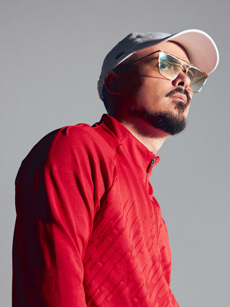 Dellefuente posa para un retrato para el proyecto Red Bull SoundClash 2023.