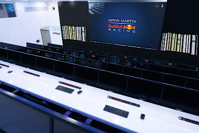 El panel de control dentro de la sala de operaciones AT&T de Red Bull Racing en Milton Keynes.