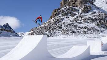 Le rider français Pierre Vaultier s'envole en snowboard sur le parcours qu'il a conçu dans Shapes