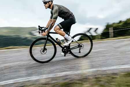 Aethos est le nom du vélo de course de série le plus léger de Specialized.