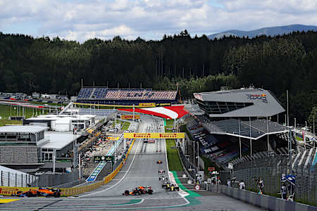 Carlos Sainz pilote la McLaren MCL35 Renault n°55 lors du Grand Prix de Formule 1 de Styrie 2020, disputé sur le Red Bull Ring à Spielberg, en Autriche.