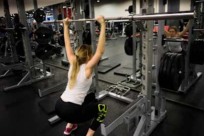 أبقِ الجذع مشدوداً، والذراعين مستقيمتين والساقين قويتين