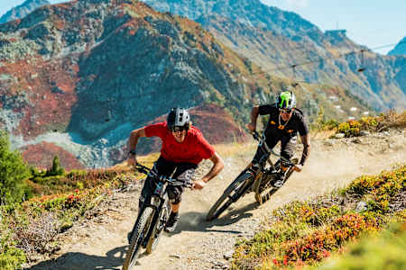 Des riders descendent une une piste de VTT du bike park de Verbier.