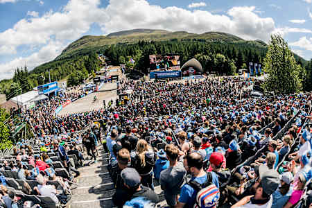Les spectateurs se massent pendant la Coupe du monde de VTT descente de l'UCI à Fort William en Écosse.