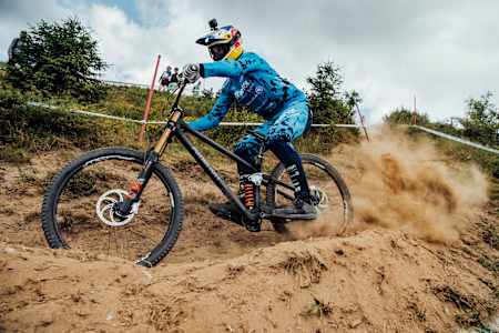 Alan Milway's advice on technique for a ready attack body position on a mountain bike.