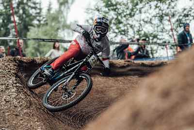 Kade Edwards lors de la Coupe du monde de descente UCI aux Gets, en France, le 3 juillet 2021.