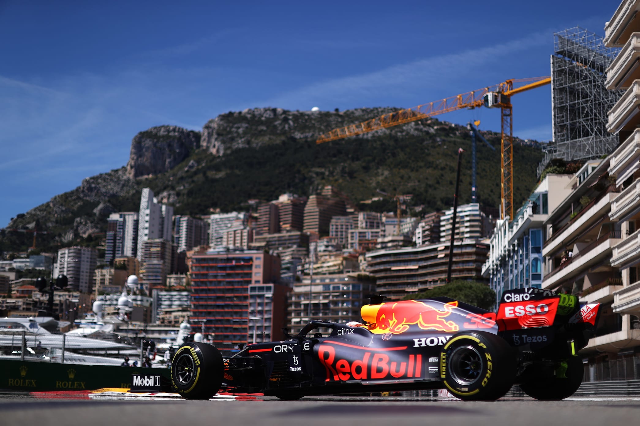 Max Verstappen von Red Bull Racing Honda beim Großen Preis von Monaco 2021.