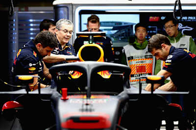 Ein Bild des Teams von Red Bull Racing, das an Daniel Ricciardos Auto beim Großen Preis von China 2018 arbeitet. 