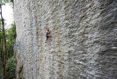 Alex Megos in azione durante la scalata Speed Integrale a Voralpsee, in Svizzera