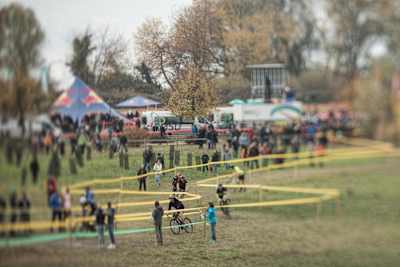 Participantes durante el Red Bull Velodux en Estavayer-Le-Lac, Suiza, el 4 de noviembre de 2017.