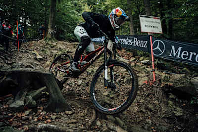 Loïc Bruni durante el UCI DH World Cup en Maribor, Eslovenia el 17 de octubre, 2020