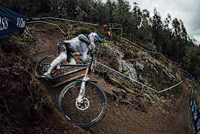 Alan Milway's advice on technique for linking corners on a mountain bike.