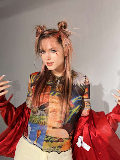 La rapera vienesa Eli Preiss es seis años más joven que Super Mario Kart.