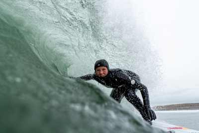 Mathea Olin, la surfista profesional canadiense, dentro de un tubo durante su viaje al archipiélago de Haida Gwaii.