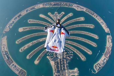 鳥のように大空を滑空する