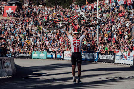 Nino Schurter se presenta en el Campeonato Mundial UCI XCO en Lenzerheide el 8 de septiembre de 2018.
