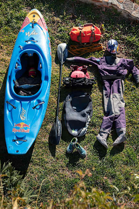 Un kayak Waka Steeze et une pagaie Werner ; un sac étanche, un gilet de sauvetage Greenjacket pour la flottaison, une jupette Immersion Research, des chaussures Astral.