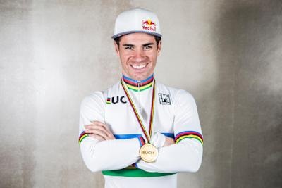 Henrique Avancini posa con su maillot del Campeonato del Mundo de Maratón de MTB en São Paulo, Brasil, el 19 de septiembre de 2018.