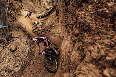 Les rideuses se suivent de près lors de la Coupe du monde de VTT cross-country à Stellenbosch en Afrique du Sud.