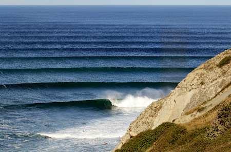 La plage du spot de surf de Meñakoz - qui appartient à la petite commune de Barrika - ne fait guère plus de 400 mètres de long, les vagues y sont gigantesques. 