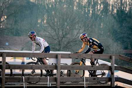 Tom Pidcock (GBR/Trinity) & Wout van Aert (BEL/Jumbo-Visma) lors du GP Sven Nys 2021 à Baal, Belgique, 1er janvier 2021.