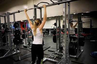 ابدأ الحركة وقم بإنهائها بقوة في هذه الوضعية