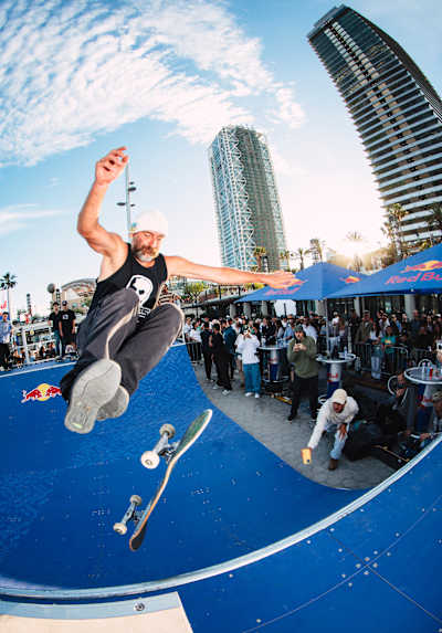 Profi-Skater Chris Haslam zeigt einen Trick bei Red Bull Plus One im Port Olimpic, Barcelona.