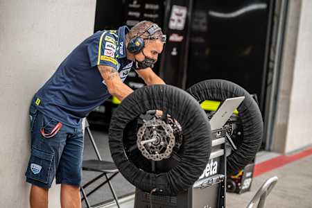 La température a un effet sur l'adhérence et le choix des pneus. Les pneus pluie de MotoGP fonctionnent parfaitement à l'avant à 75 degrés et à l'arrière à 90 degrés.