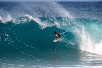 Jack Robinson surfea en Haleiwa, Hawái, EEUU, el 3 de diciembre de 2016.