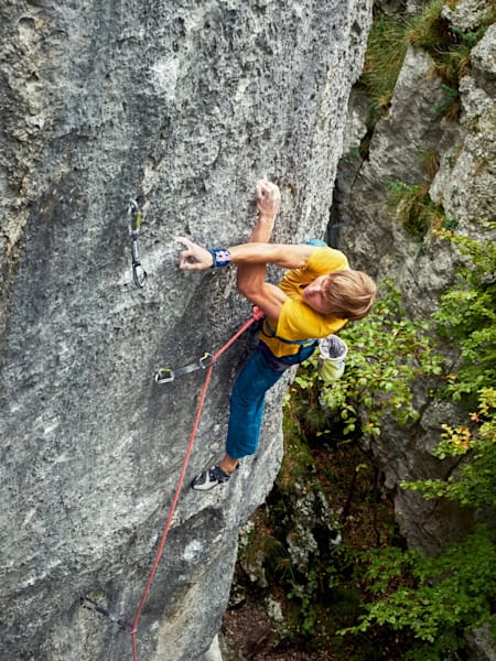 Kletter-Ass Alexander Megos beim Klettern im Frankernjura.