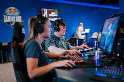 Los jugadores se concentran en el Red Bull Gaming Hub de SETU en Waterford, Irlanda.