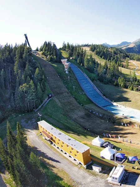 Dejisko bežeckých pretekov Red Bull 400 deň pred súťažným dňom, 10. september 2021, Štrbské Pleso.