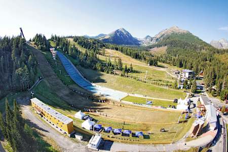 Dejisko bežeckých pretekov Red Bull 400 deň pred súťažným dňom, 10. september 2021, Štrbské Pleso.