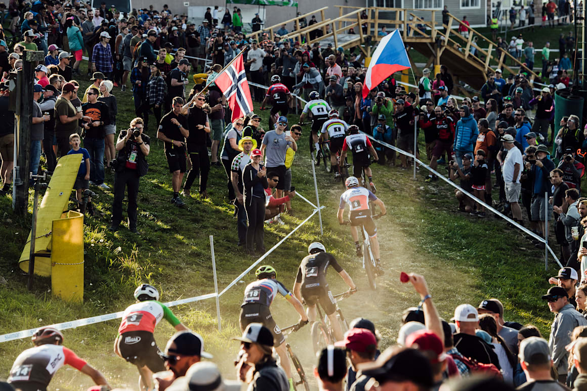 Bisikletçiler, ABD'nin Snowshoe kentinde düzenlenen UCI XCC Dünya Kupası'nda yarışıyor.