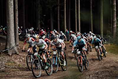 Los competidores durante el UCI XCO en Nove Mesto na Morave, República Checa, el 1 de octubre de 2020.