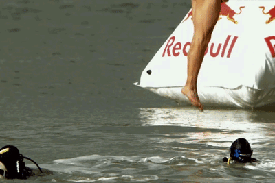 Mergulhador entra na água em câmera lenta