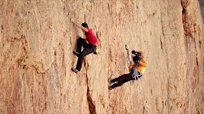 Alex Honnold ripreso mentre si arrampica a Yosemite