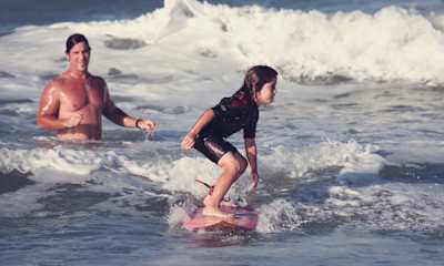 Caroline Marks surfe sous l'œil attentif de son père Darren.