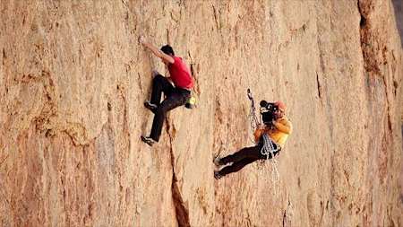 Alex Honnold es filmado mientras escala en el parque nacional de Yosemite.