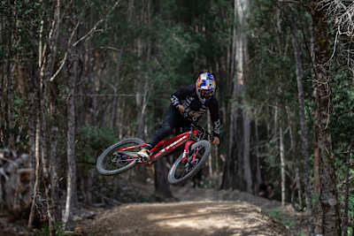 Harriet Burbidge-Smith fährt während der Dreharbeiten zu Red Bull Sound of Speed in Tasmanien, Australien. 