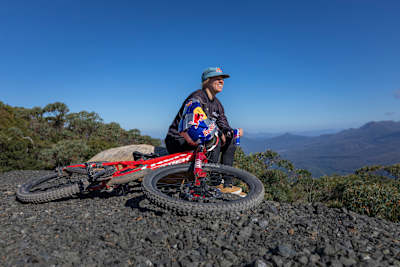 Harriet Burbidge-Smith während der Dreharbeiten für Red Bull in Tasmanien, Australien.
