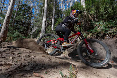 Harriet Burbidge-Smith performt in Tasmanien, Australien, für ihren Red Bull MTB-Raw-Edit. 