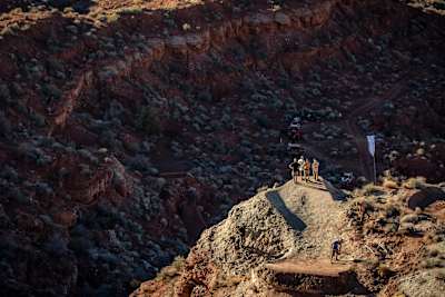 Des riders travaillent ensemble sur une ligne du Red Bull Rampage 2018 à Virgin, dans l’Utah, aux États-Unis.
