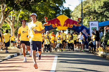 Skateboard-Legende Sandro Dias läuft beim Wings for Life World Run App Run Event in Braganca Paulista, Brasilien am 5. Mai 2024. 