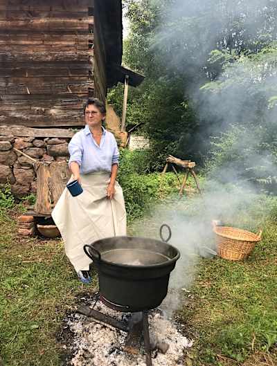 Florica pârluiește cânepa