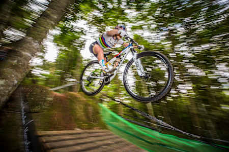 Evie Richards s'entraîne lors de la Coupe du monde UCI de VTT cross-country 2022 à Petrópolis, au Brésil.